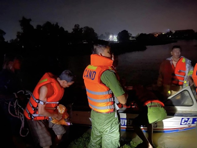 9 công nhân thi công cao tốc Bắc - Nam bị mắc kẹt do nước lũ lên nhanh - Ảnh 4.