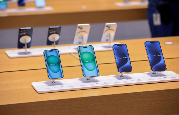 Mặc kệ iPhone ra mắt, người dân Trung Quốc đổ xô mua mẫu điện thoại này - Doanh số gần 1,5 triệu chiếc chỉ sau 1 tháng mở bán - Ảnh 1.