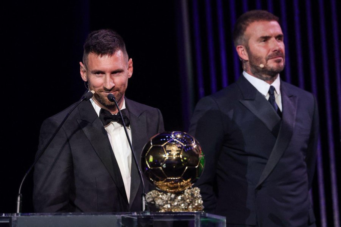 Messi là người đàn ông hạnh phúc nhất hôm nay: Một tay ôm Quả bóng vàng, một tay ôm vợ, viễn mãn ở tuổi 36 - Ảnh 2.