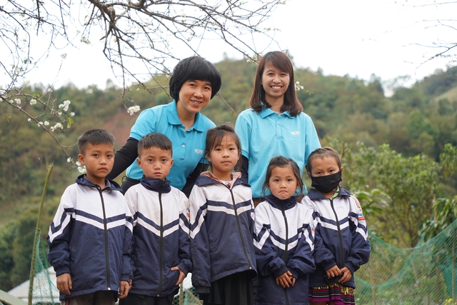 Nữ giám đốc ám ảnh những đôi chân trần, tiếng khóc trẻ em trong vụ sạt lở và quyết tâm từ đáy lòng: “Bất kể thế nào cũng phải xây trường ngay!” - Ảnh 2.