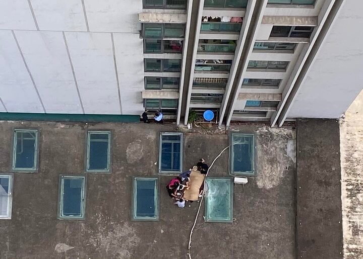 Hà Nội: Nữ sinh lớp 7 rơi từ tầng cao chung cư tử vong - Ảnh 1.