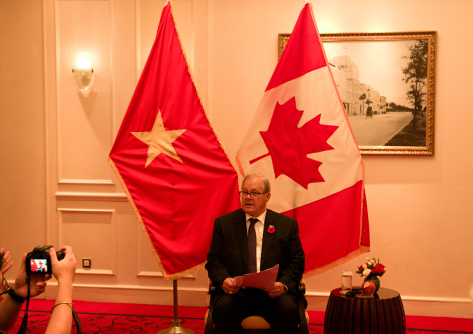 Bộ trưởng nông nghiệp Canada vào bếp nấu món tôm hùm trứ danh, mong muốn hỗ trợ Việt Nam xuất khẩu nông sản ra toàn thế giới - Ảnh 1.