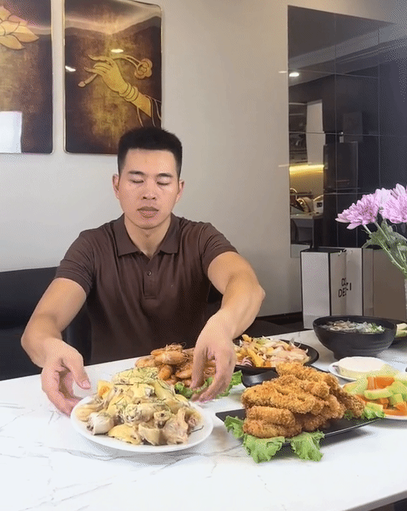 Mâm cơm 800k cho 8 người ăn của Lê Anh Nuôi được chia sẻ rầm rộ: Đầy ụ gà luộc, tôm chiên, mực xào! - Ảnh 6.