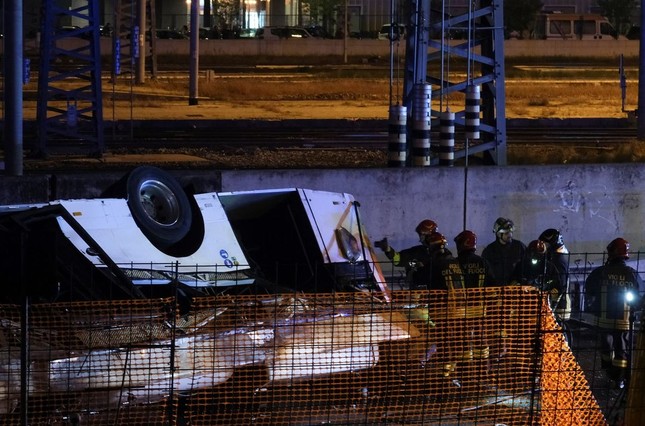 Xe chở khách du lịch gặp tai nạn thảm khốc ở Ý, gần 40 người thương vong - Ảnh 2.
