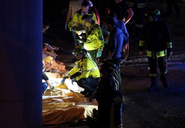 Xe chở khách du lịch gặp tai nạn thảm khốc ở Ý, gần 40 người thương vong - Ảnh 4.