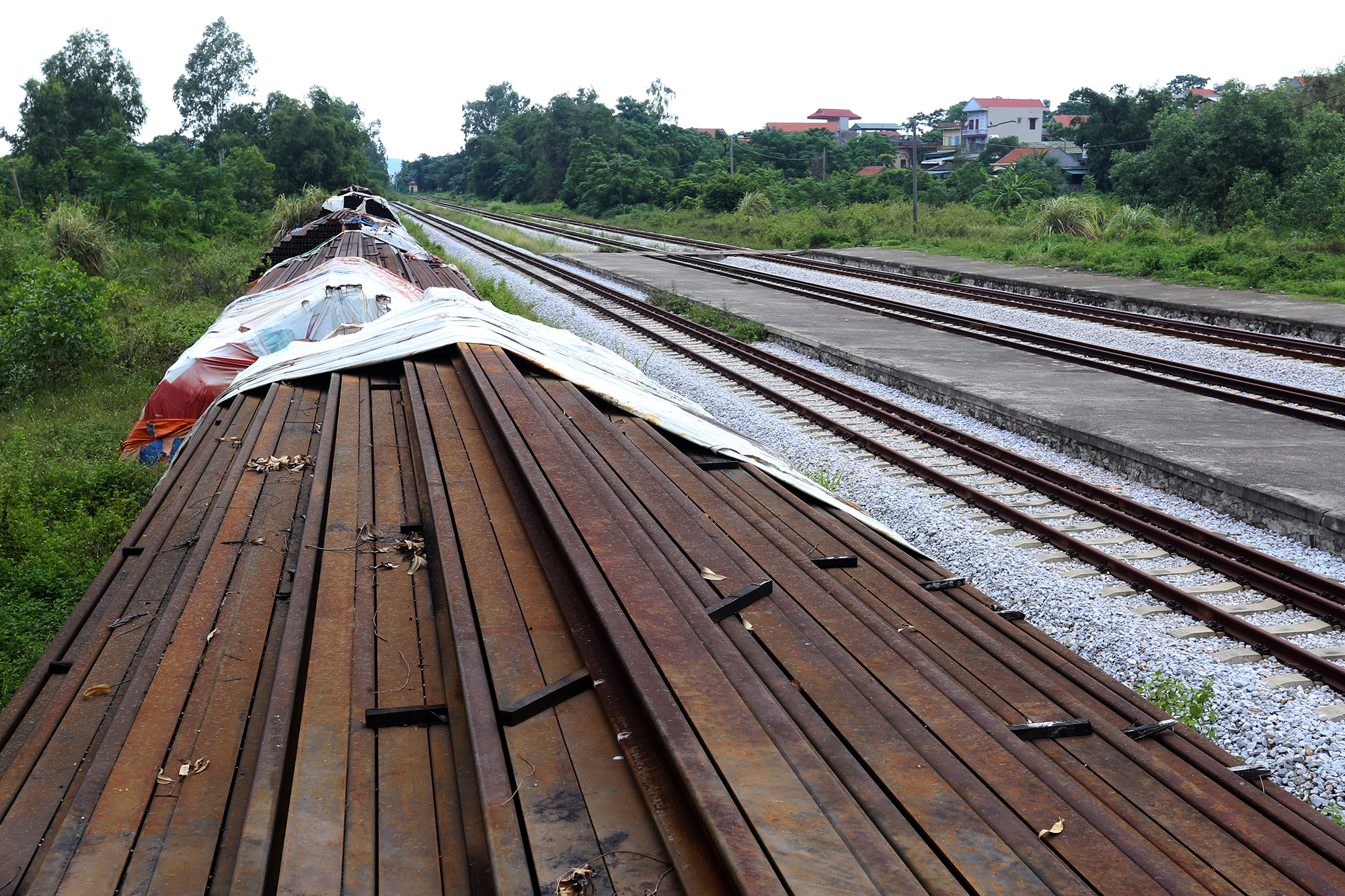 Tuyến đường sắt tốc độ cao đầu tiên ở Việt Nam - 4.500 tỷ ‘đắp chiếu' và gần 2 thập kỷ mỏi mòn chờ đợi - Ảnh 2.