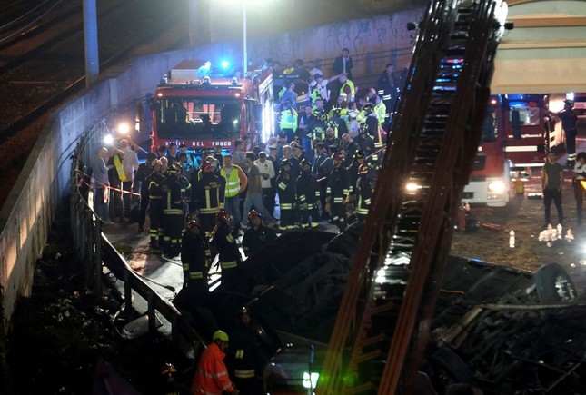 Xe chở khách du lịch gặp tai nạn thảm khốc ở Ý, gần 40 người thương vong - Ảnh 3.