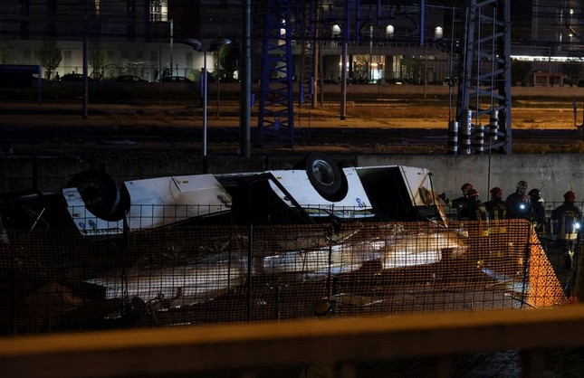 Xe chở khách du lịch gặp tai nạn thảm khốc ở Ý, gần 40 người thương vong - Ảnh 1.