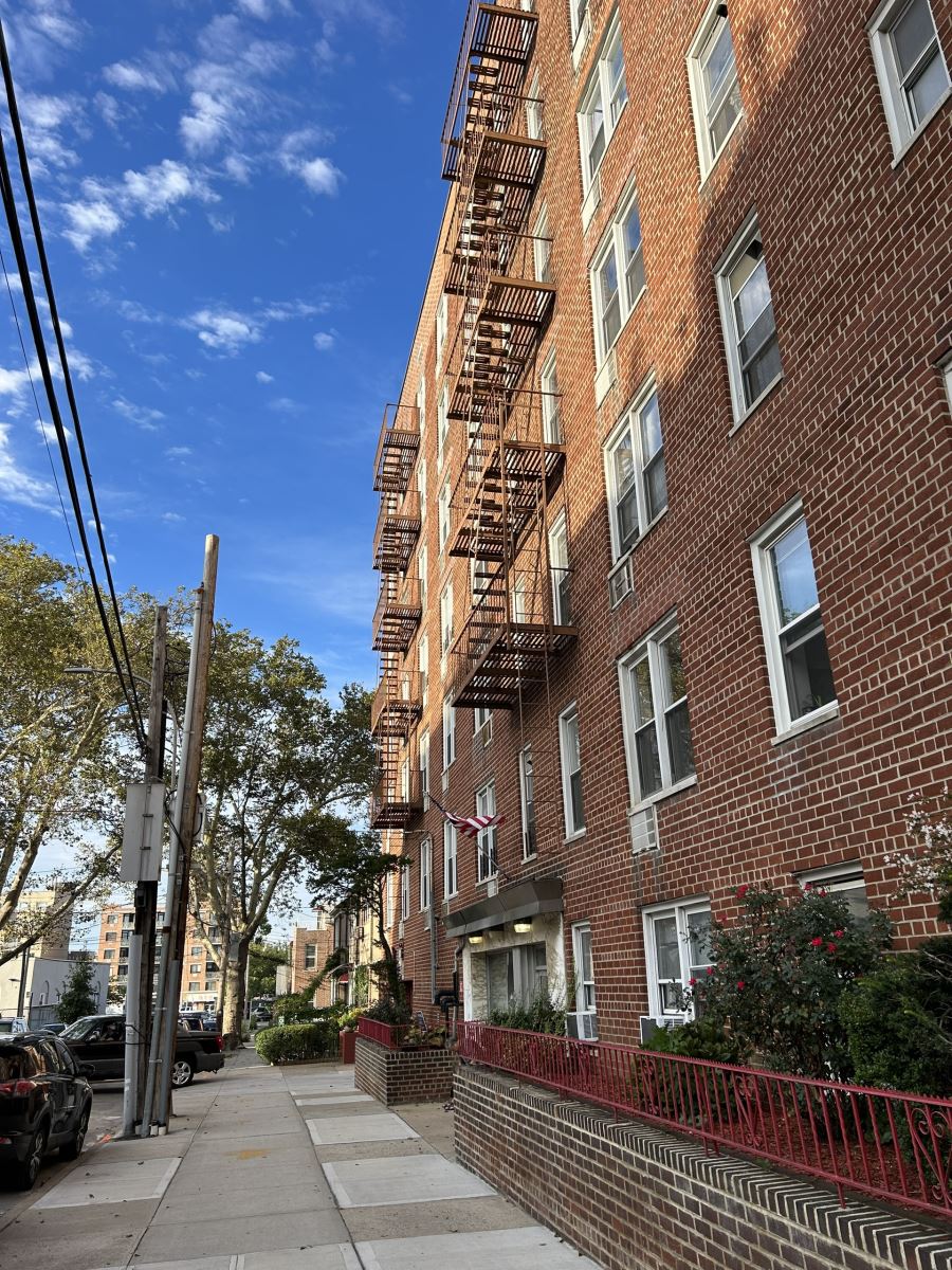 Cầu thang thoát hiểm ngoài trời – Quy định ‘sống còn’ với nhà chung cư ở New York - Ảnh 2.