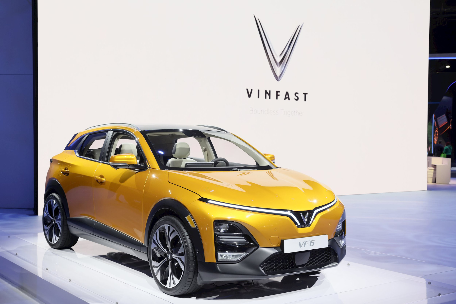 VinFast bán hơn 10.000 xe điện trong quý 3, công bố mở rộng ra 50 thị trường năm 2024 - Ảnh 1.