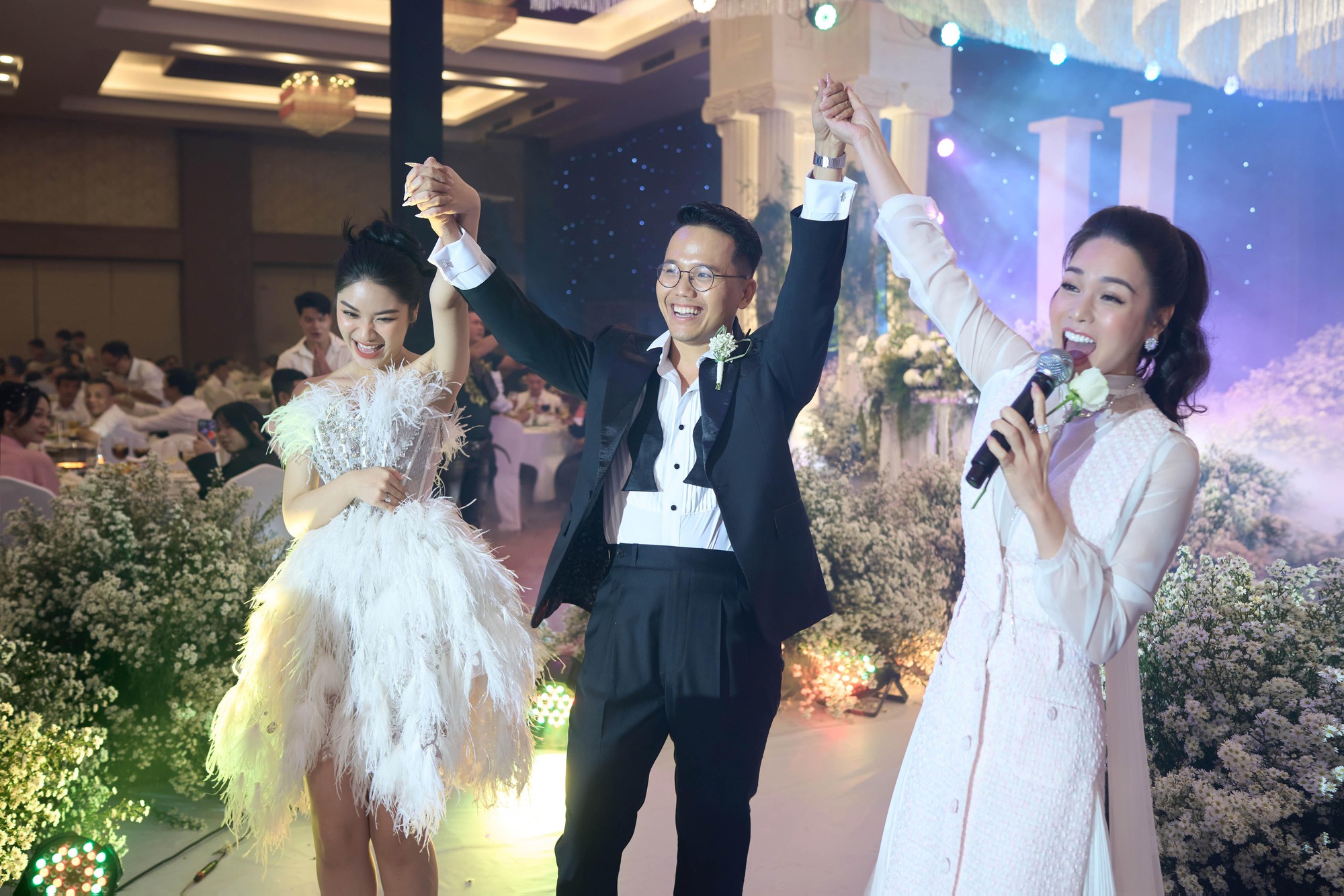 Dàn sao hội tụ tại đám cưới của nhiếp ảnh gia Nhật Đỗ, Nhật Kim Anh khuấy động, hát cực sung - Ảnh 3.