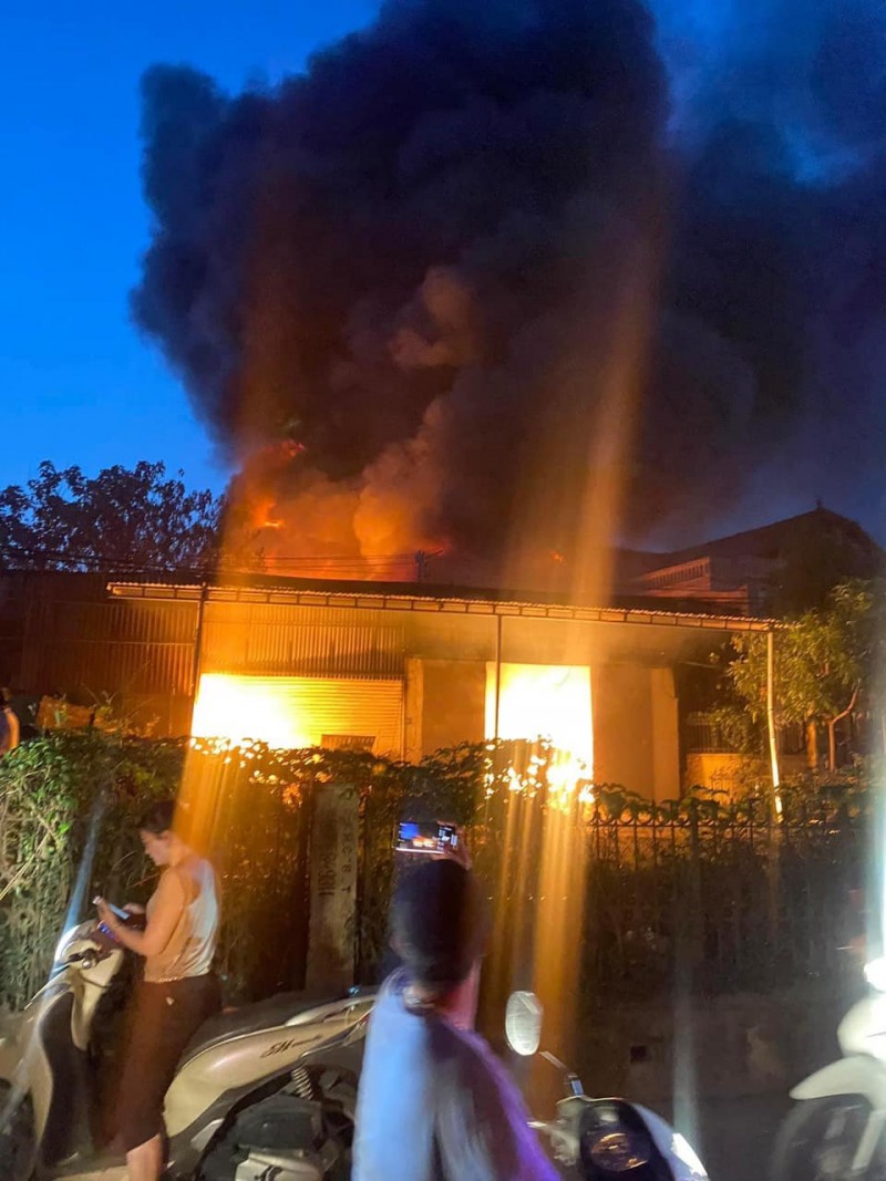 Hà Nội: Xảy ra cháy lớn tại một xưởng sợi ở xã La Phù, huyện Hoài Đức - Ảnh 1.
