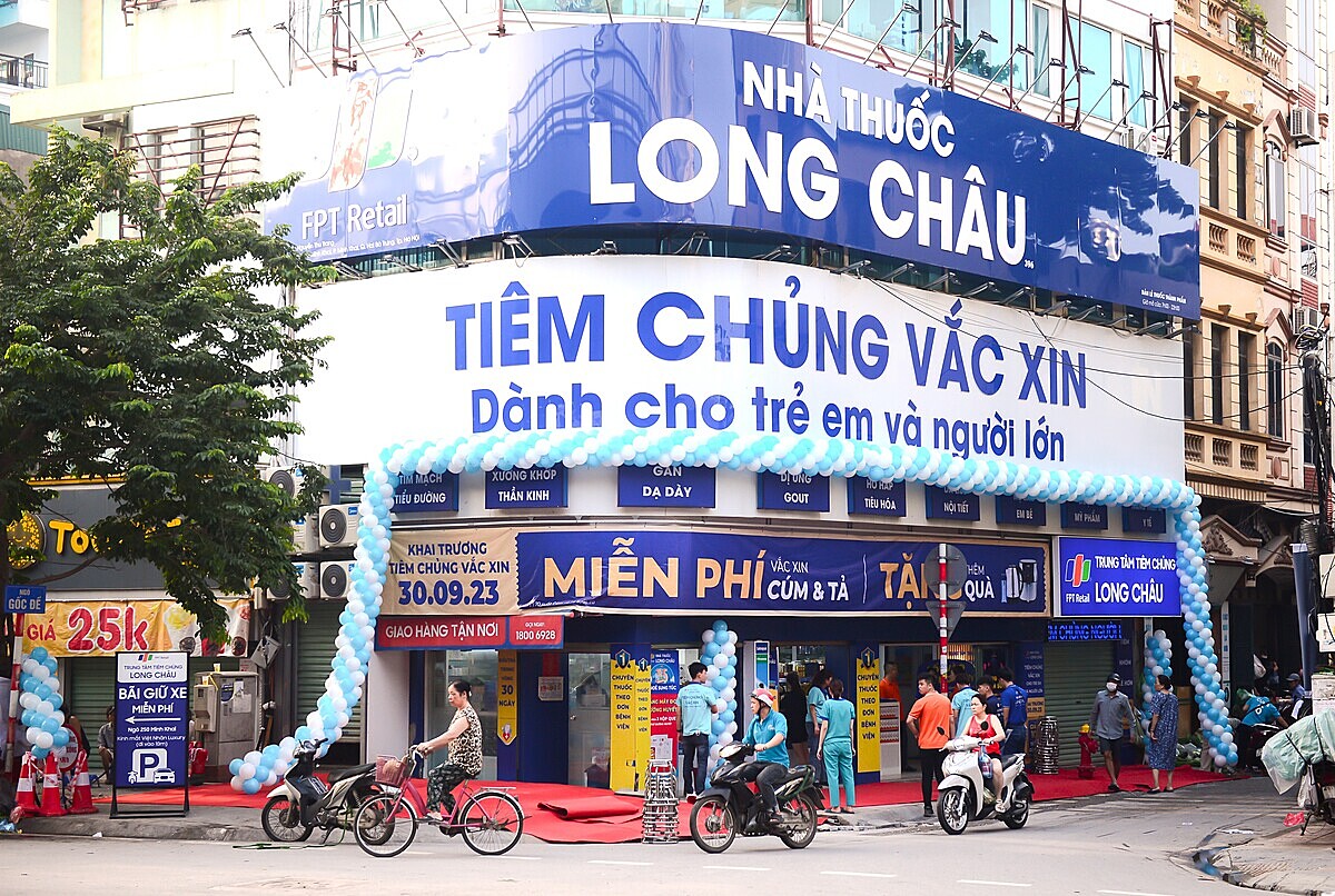 FPT Retail đẩy mạnh chuỗi Long Châu, mở mới mảng tiêm chủng, cổ phiếu bứt phá lập đỉnh mới - Ảnh 3.