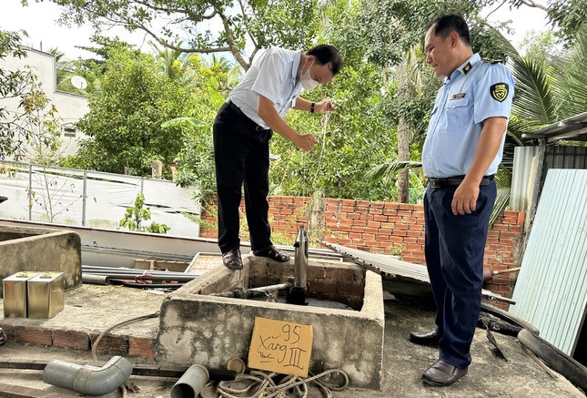 Phát hiện doanh nghiệp bán hàng nghìn lít xăng giả - Ảnh 1.