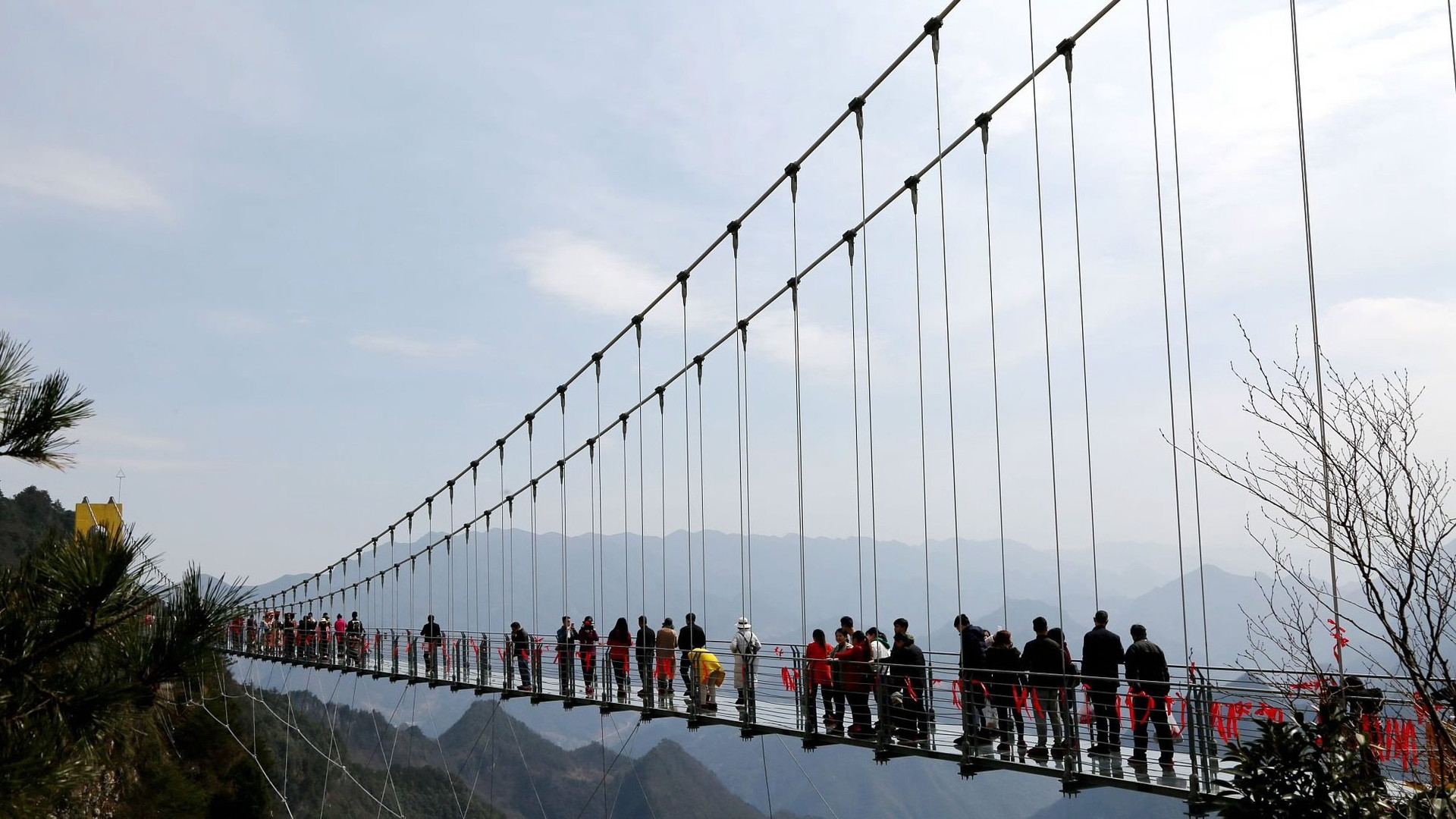 Chỉ mất 38 tỷ đồng, Trung Quốc xây thành công 'cầu bằng kính’ cao gần 2.000 mét khiến thế giới ngỡ ngàng - Ảnh 2.