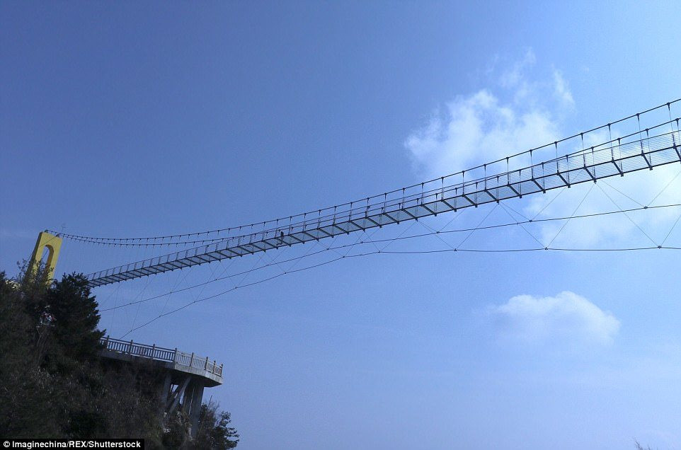 Chỉ mất 38 tỷ đồng, Trung Quốc xây thành công 'cầu bằng kính’ cao gần 2.000 mét khiến thế giới ngỡ ngàng - Ảnh 1.