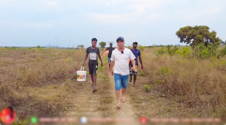 Đi ngang thấy tốp đàn ông cởi trần lội nước, chủ trang trại người Việt ở Angola vội xuống thương lượng - Ảnh 2.