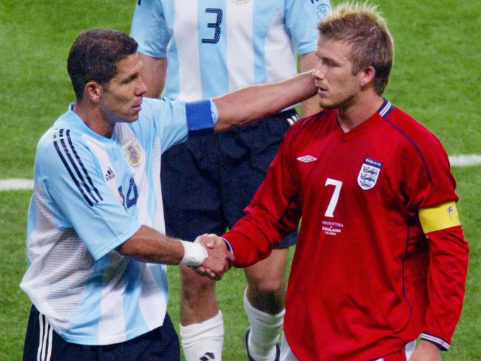 Cú gạt chân tai hại khiến cuộc đời David Beckham hoàn toàn thay đổi: Fan quay lưng đe dọa, đồng đội ngó lơ - Ảnh 4.