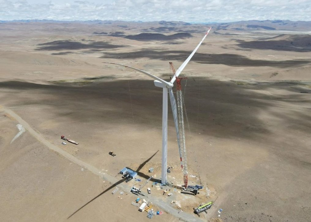 Trung Quốc khiến thế giới ngỡ ngàng khi ‘trồng’ turbine gió trên mây: Vị trí cao kỷ lục 5.200m, 140.000 hộ gia đình đủ điện dùng cả năm, giảm thiểu 60.000 tấn than/năm - Ảnh 1.