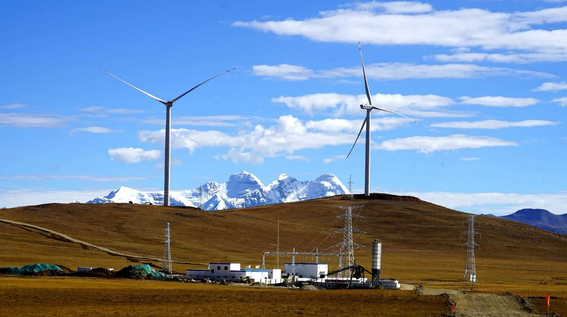 Trung Quốc khiến thế giới ngỡ ngàng khi ‘trồng’ turbine gió trên mây: Vị trí cao kỷ lục 5.200m, 140.000 hộ gia đình đủ điện dùng cả năm, giảm thiểu 60.000 tấn than/năm - Ảnh 2.