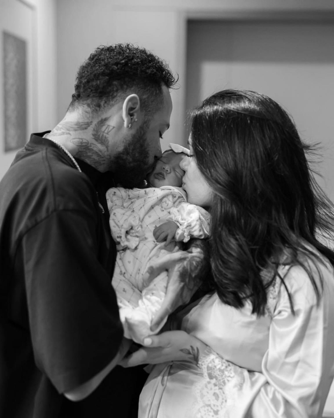Siêu sao Neymar và bạn gái mĩ nhân đón con gái chào đời - Ảnh 4.