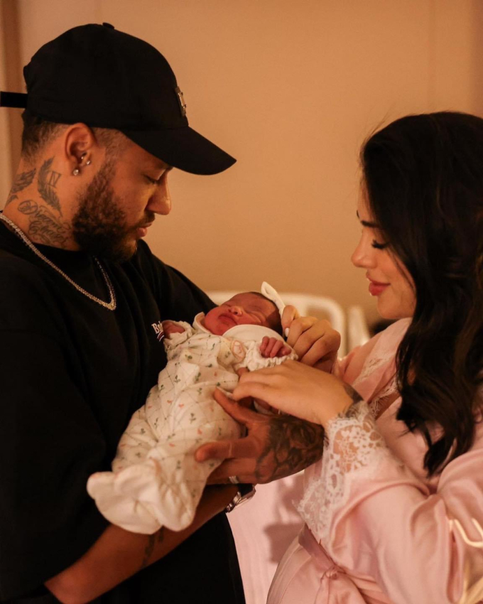 Siêu sao Neymar và bạn gái mĩ nhân đón con gái chào đời - Ảnh 3.