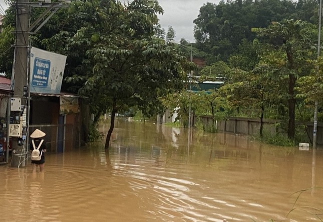 Ngập lụt, sạt lở nghiêm trọng ở Yên Bái, 2 người thiệt mạng - Ảnh 9.