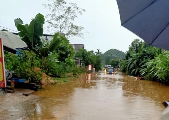 Ngập lụt, sạt lở nghiêm trọng ở Yên Bái, 2 người thiệt mạng - Ảnh 10.