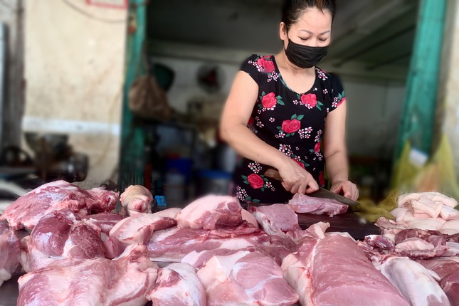 Nghịch lý giá lợn hơi giảm sâu nhưng ra chợ phải mua thịt đắt gấp 3 lần - Ảnh 2.