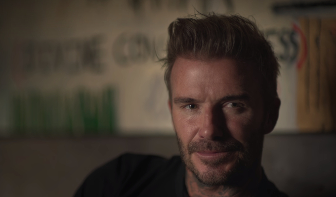 Cú gạt chân tai hại khiến cuộc đời David Beckham hoàn toàn thay đổi: Fan quay lưng đe dọa, đồng đội ngó lơ - Ảnh 3.