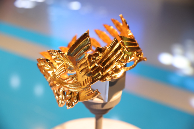 Zoom cậnh cảnh chiếc vòng nguyệt quế mạ vàng 24K dành riêng cho Quán quân Olympia 2023 - Ảnh 3.