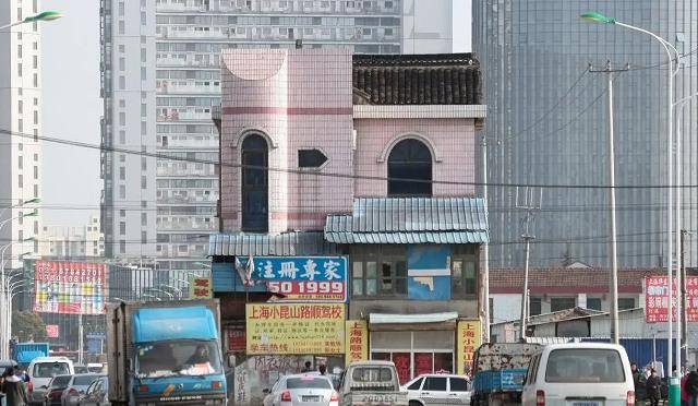 &quot;Ngôi nhà cố chấp nhất Thượng Hải&quot;: Đòi đền bù 6 căn hộ và 340 tỷ đồng, gia chủ ngậm ngùi chuyển đi sau 14 năm sống trong khổ sở - Ảnh 5.