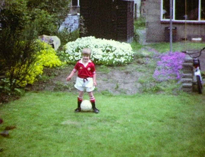 Chuyện ít người biết về tuổi thơ gắn với trái bóng của David Beckham: Tập luyện cùng sự hà khắc, thường ăn một món kỳ lạ - Ảnh 1.