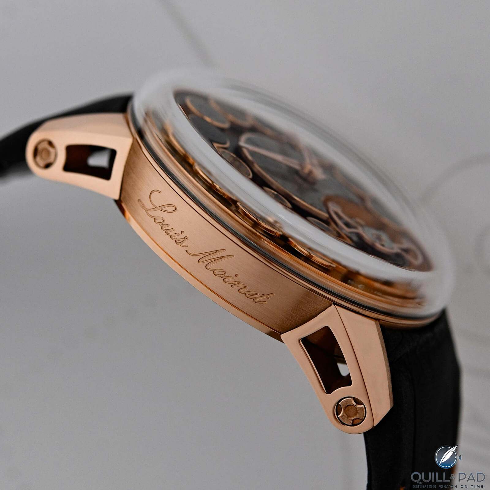 Không gắn kim cương hay đá quý, chiếc đồng hồ này vẫn có giá gần 6 tỷ đồng, ghi danh Guinness vì kỷ lục 'ngoài hành tinh' độc nhất vô nhị - Ảnh 3.