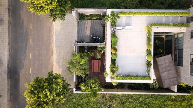 Phong cách nhiệt đới Á Đông kết hợp kiến trúc hiện đại trong căn biệt thự ven sông - Ảnh 1.