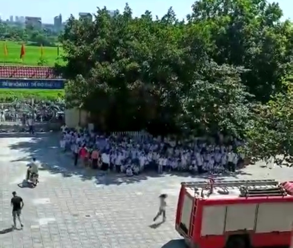 Cháy tại trường tiểu học, hàng trăm học sinh chạy thoát xuống sân - Ảnh 3.