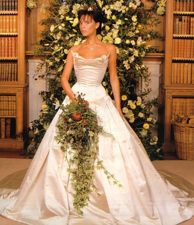 Siêu đám cưới David - Victoria Beckham ở lâu đài: Tốn hơn 24 tỷ, khách mời toàn sao khủng, chuyên cơ chở váy cưới xuyên Đại Tây Dương 4 lần - Ảnh 8.