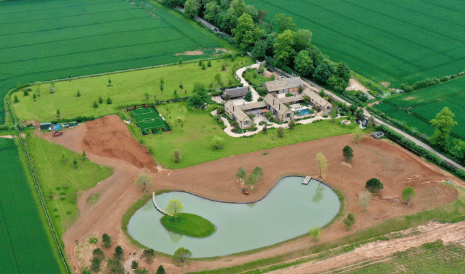 Cận cảnh không gian sống của gia đình David Beckham: Cải tạo nhà kho thành khu nghỉ dưỡng, giá trị lên đến 357 tỷ đồng - Ảnh 2.