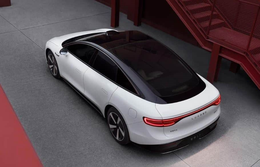 Hãng điện thoại đình đám Huawei khoe siêu phẩm sedan chạy điện: thiết kế đẹp như vẽ, hiệu năng vượt trội hơn cả Tesla - Ảnh 2.