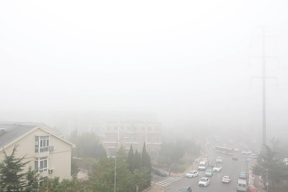 Chùm ảnh: Sương mù dày đặc bao trùm Trung Quốc, người dân vật lộn với ô nhiễm không khí ở mức cao nhất - Ảnh 2.