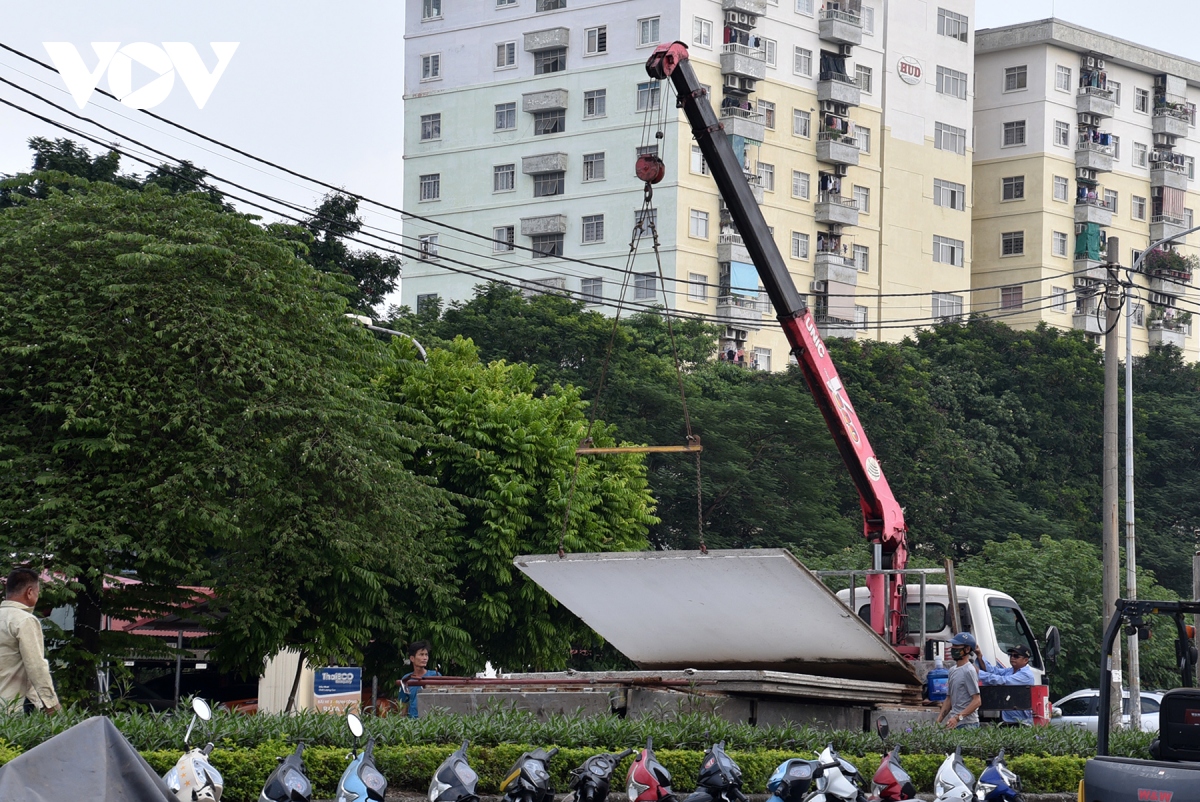 Cận cảnh việc tháo dỡ tường rào bê tông đường vành đai 2,5 Đầm Hồng- Giải Phóng - Ảnh 5.