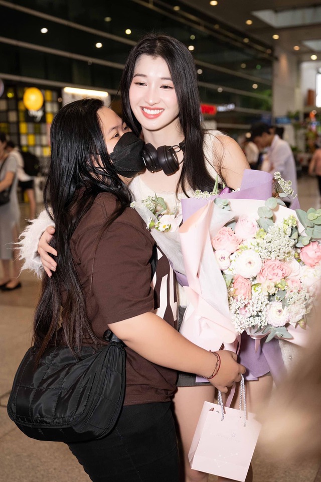 Phương Nhi trở về Việt Nam sau khi chinh chiến Miss International: Đông fan chờ đón, thần sắc ra sao? - Ảnh 3.