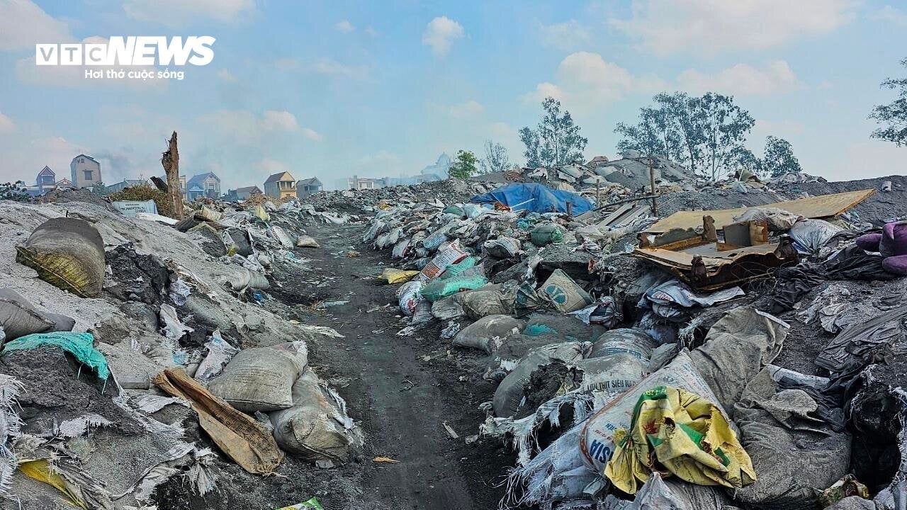 Làng tái chế nhôm ngày đêm mịt mờ khói bụi, mỗi người dân 'cõng' 33 tấn xỉ thải - Ảnh 10.