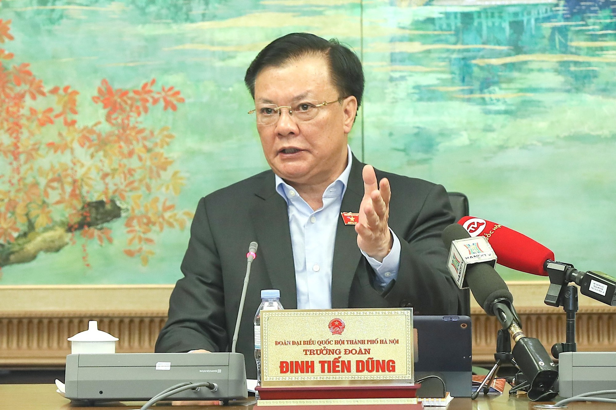Bí thư Hà Nội thừa nhận Thủ đô gặp khó di dời các trường đại học, bệnh viện - Ảnh 1.