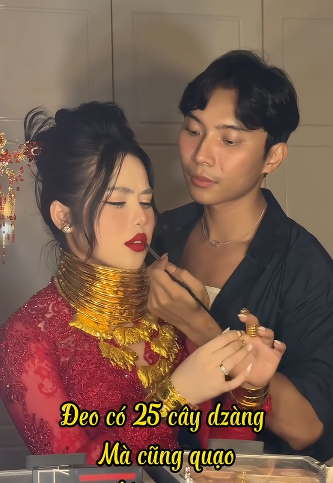 Cô dâu làm mặt quạu khi "phải vất vả" đeo 25 cây vàng: "Em thở không nổi luôn" - Ảnh 1.