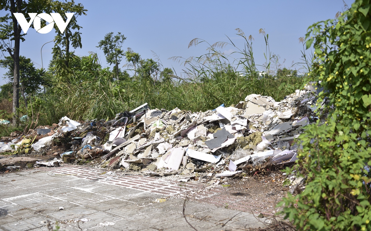 Khu “đất vàng” tràn ngập rác thải ở Long Biên - Ảnh 8.