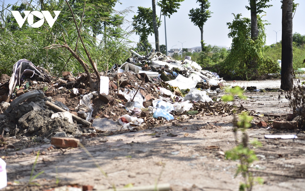 Khu “đất vàng” tràn ngập rác thải ở Long Biên - Ảnh 9.