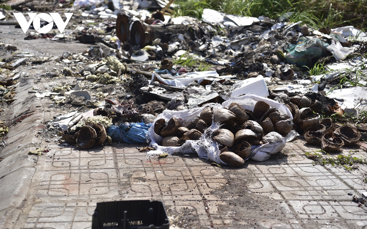 Khu “đất vàng” tràn ngập rác thải ở Long Biên - Ảnh 10.