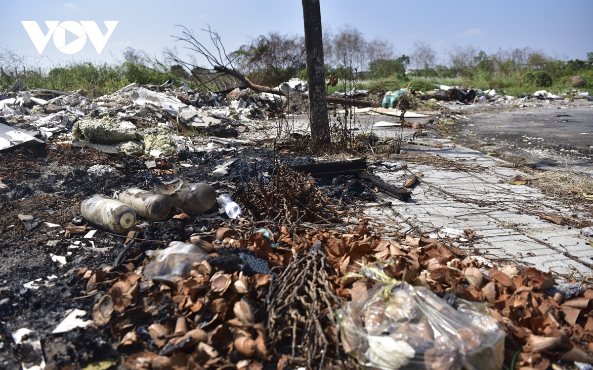 Khu “đất vàng” tràn ngập rác thải ở Long Biên - Ảnh 2.