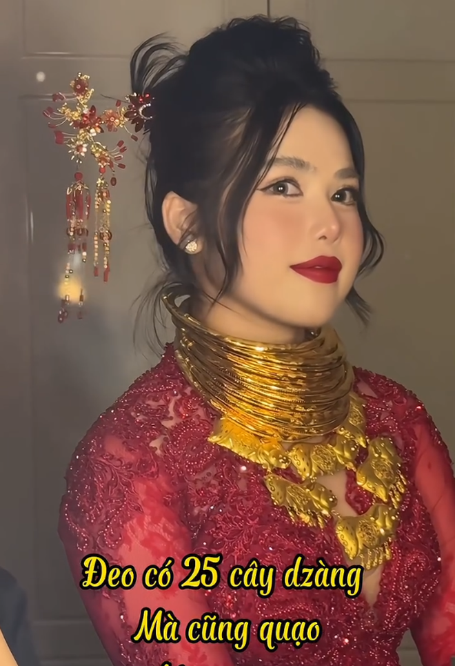 Cô dâu làm mặt quạu khi "phải vất vả" đeo 25 cây vàng: "Em thở không nổi luôn" - Ảnh 2.